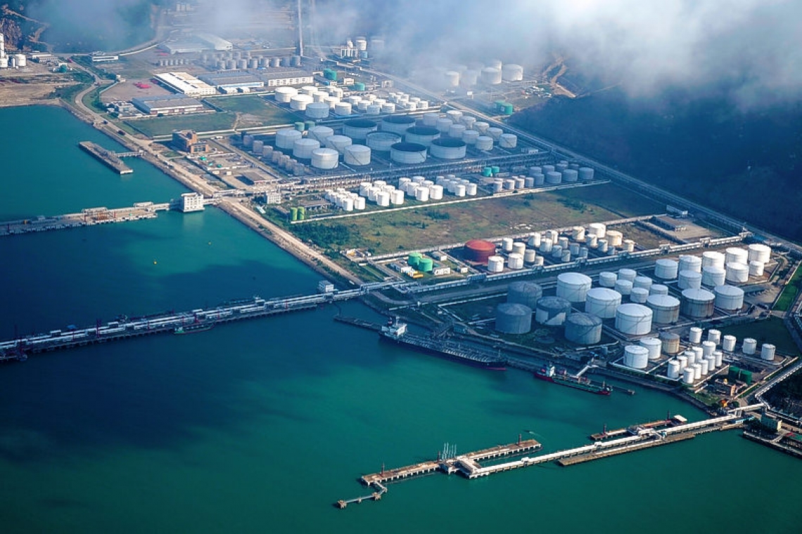 Stranded tankers and full storage tanks: coronavirus leads to crude glut in China